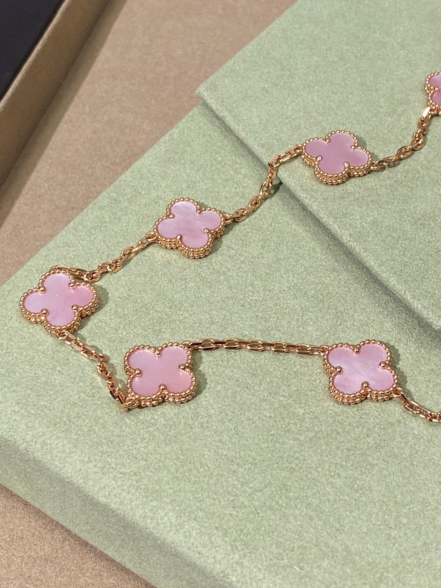 [ロイヤルジュエリー]クローバー10モチーフピンクネックレス