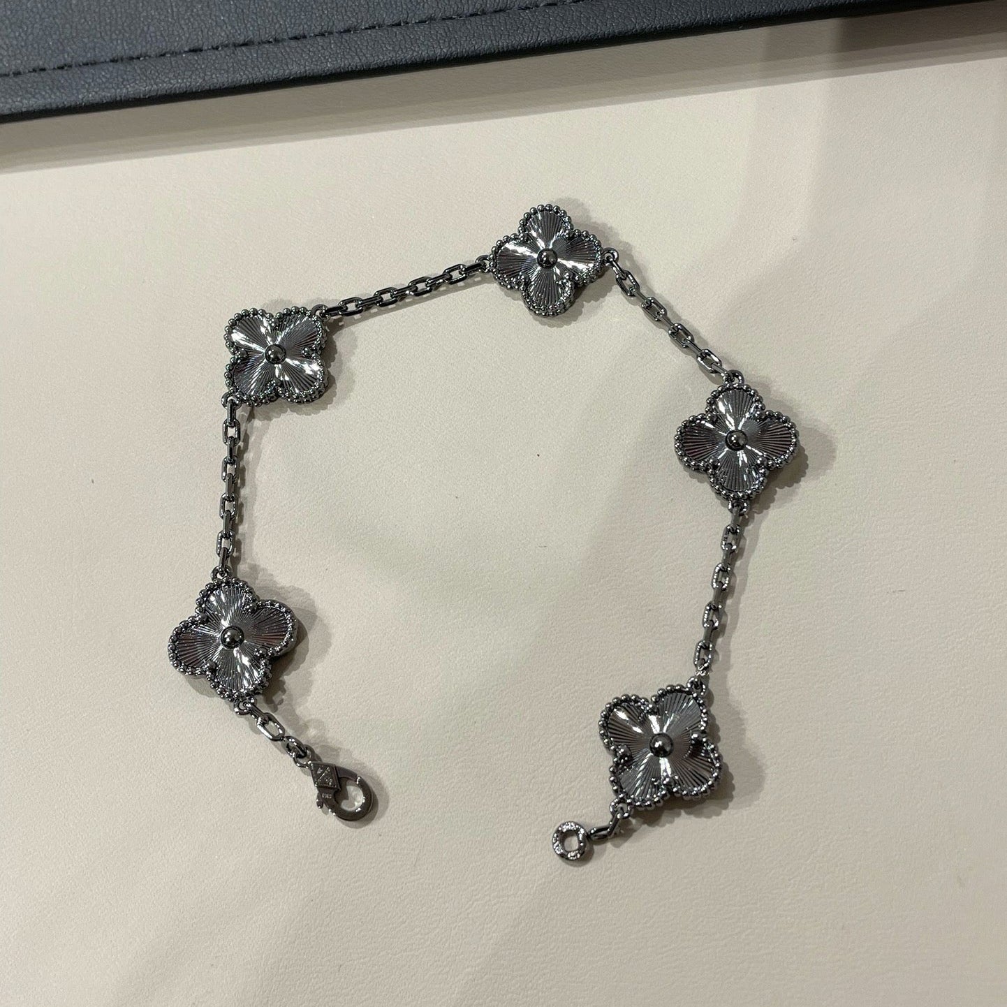 [Royal Jewelry]CLOVER 5 MOTIF BLACK BRACELET