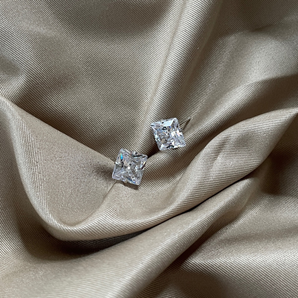 [Royal Jewelry]Stylish Shiny Square Center Stone Stud Earrings