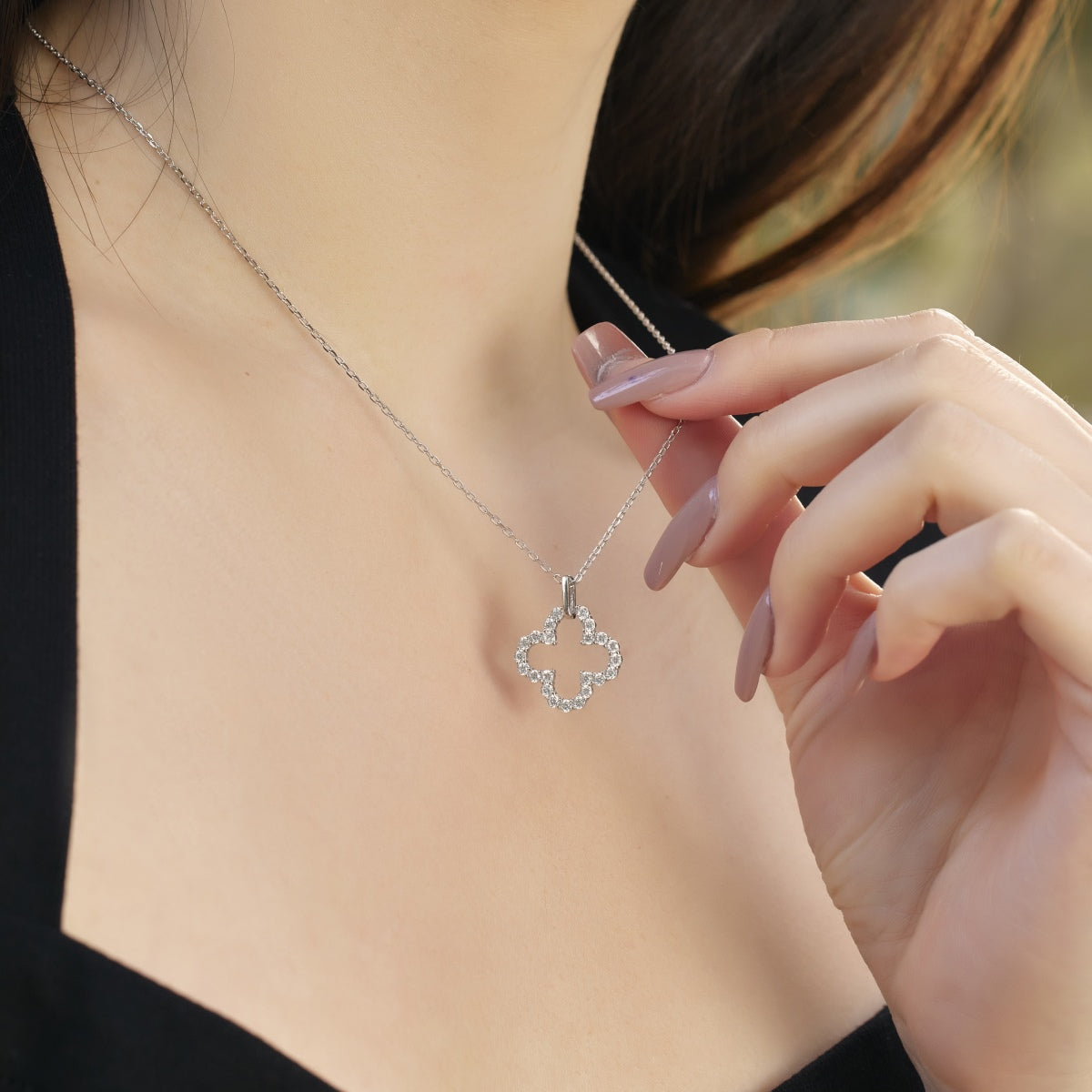 [Royal Jewelry]Four-Leaf Clover Hollow Design Exquisite Necklace
