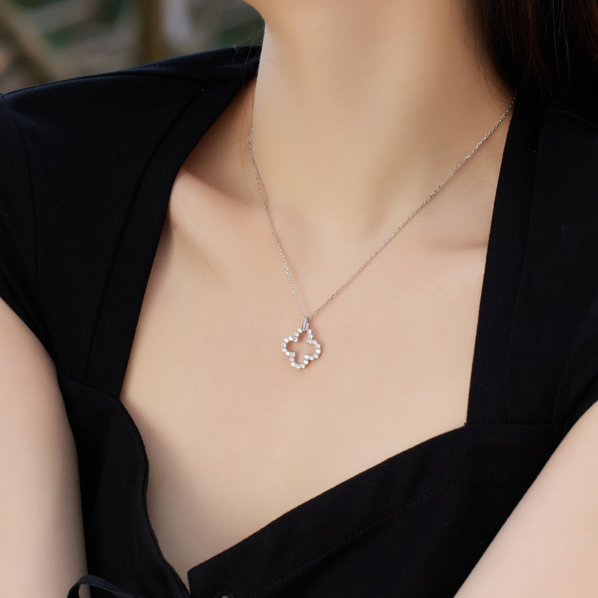 [Royal Jewelry]Four-Leaf Clover Hollow Design Exquisite Necklace