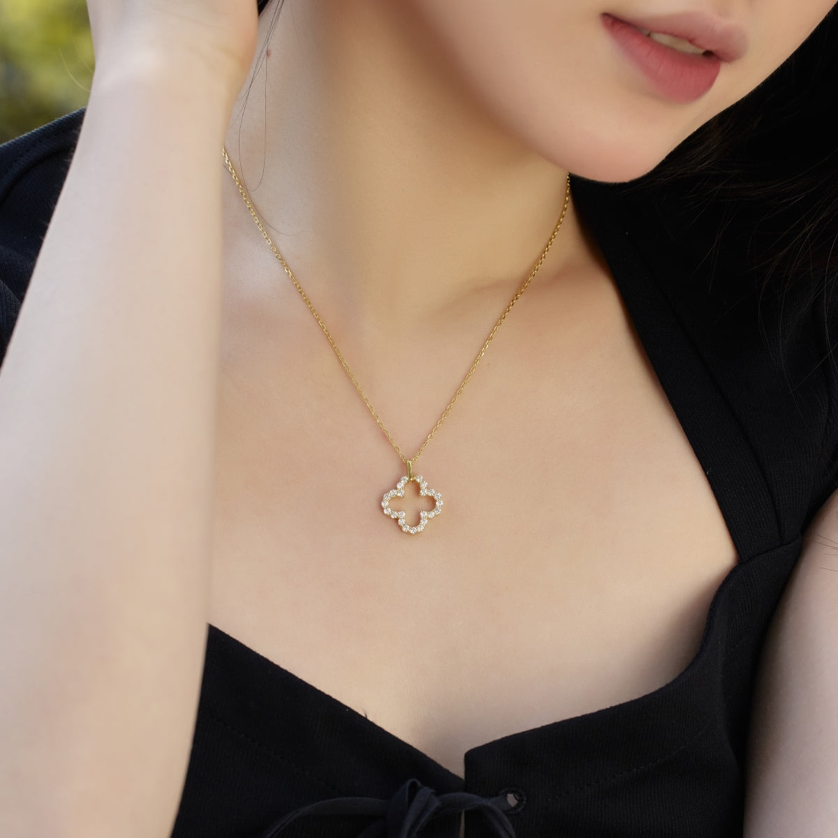 [Royal Jewelry]Four-Leaf Clover Hollow Design Exquisite Necklace