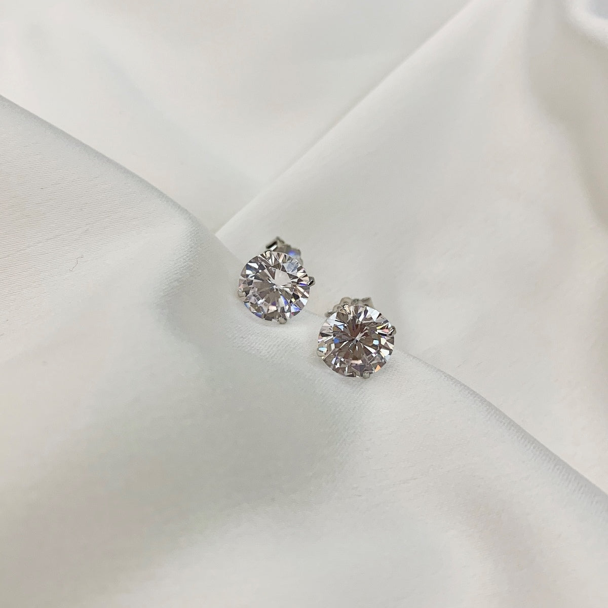 [Royal Jewelry]Stylish Shiny Round Center Stone Stud Earrings
