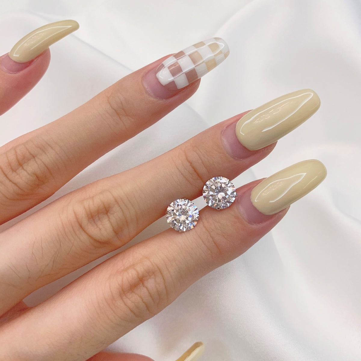 [Royal Jewelry]Stylish Shiny Round Center Stone Stud Earrings