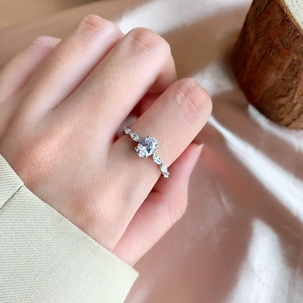 [Royal Jewelry]0.75 Carat Luxurious Vibrant Elongated Cushion Cut Daily Ring