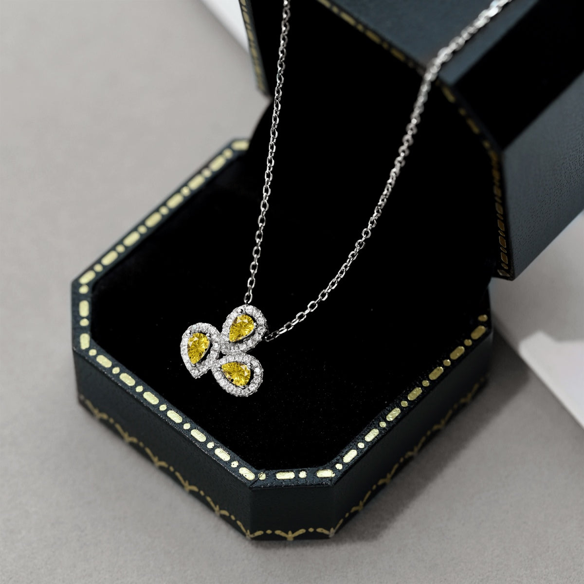 [Royal Jewelry]Elegant Flower Shape Pear Cut Necklace