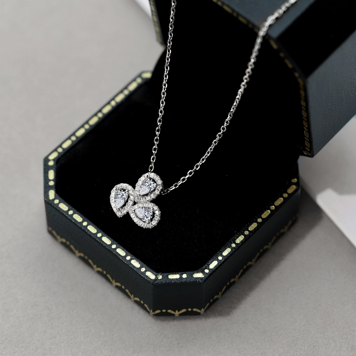 [Royal Jewelry]Elegant Flower Shape Pear Cut Necklace