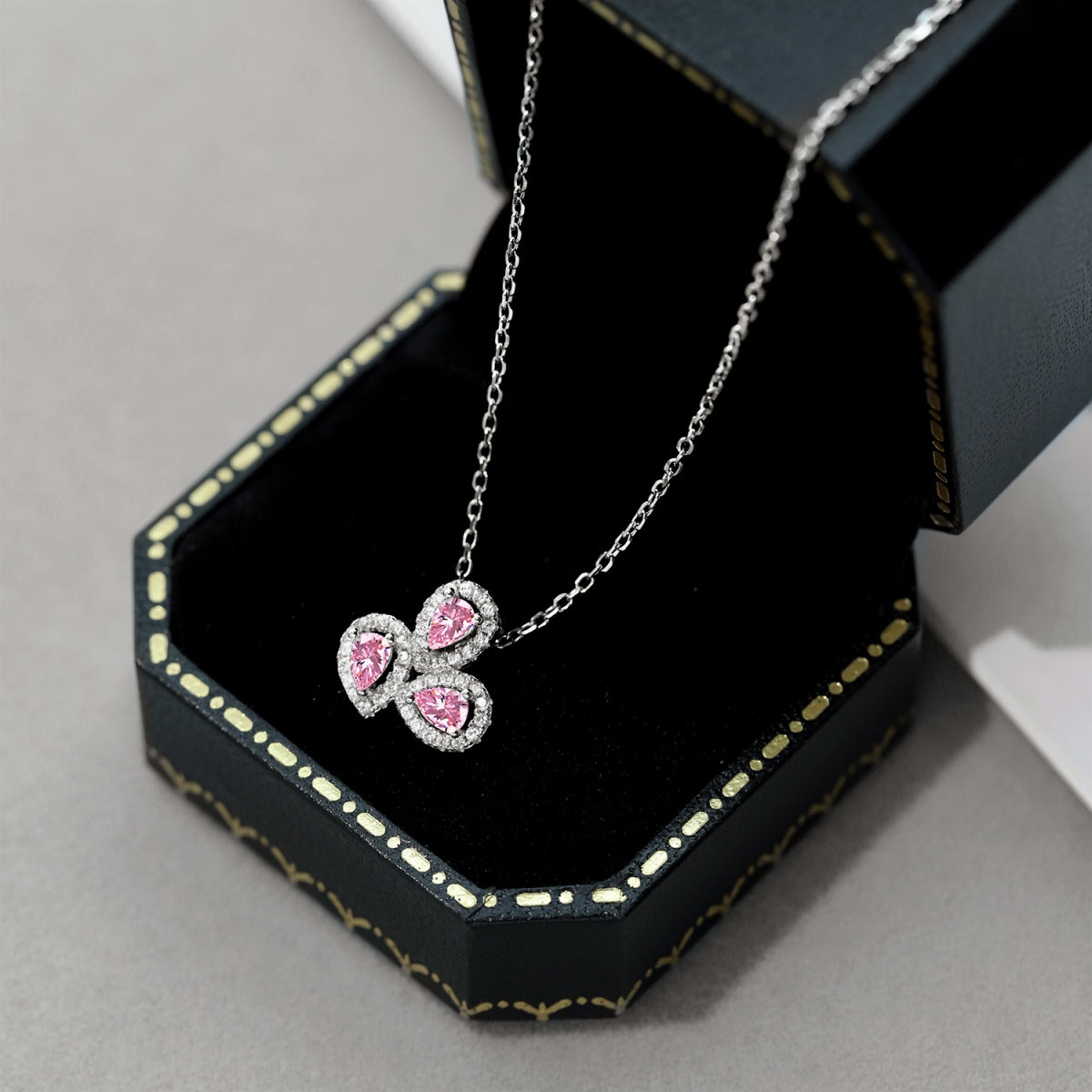 [Royal Jewelry]Elegant Flower Shape Pear Cut Necklace