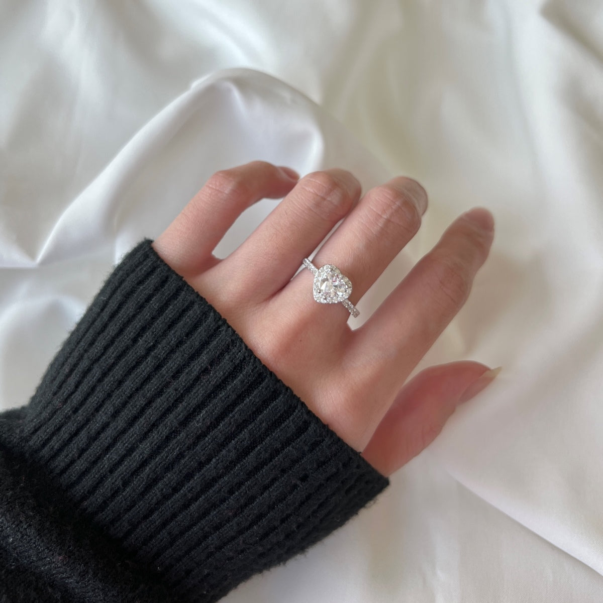 [Royal Jewelry]Eternity Splashy Romantic Heart Shape Lover Ring