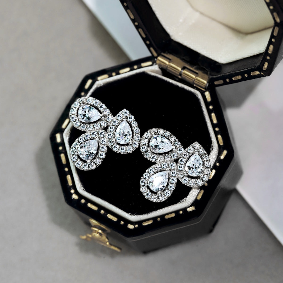 [Royal Jewelry]Ornate Flower Shape Pear Cut Lover Earrings