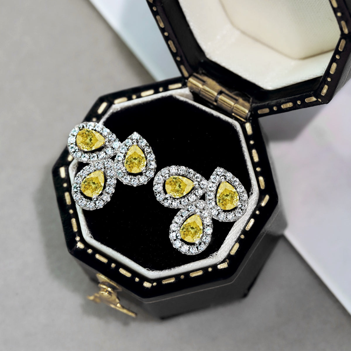 [Royal Jewelry]Ornate Flower Shape Pear Cut Lover Earrings