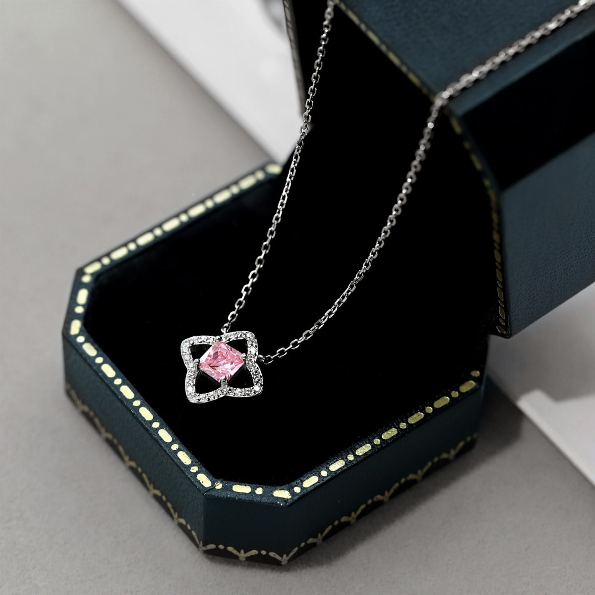 [Royal Jewelry]Exquisite Flower Shape Princess Cut Necklace