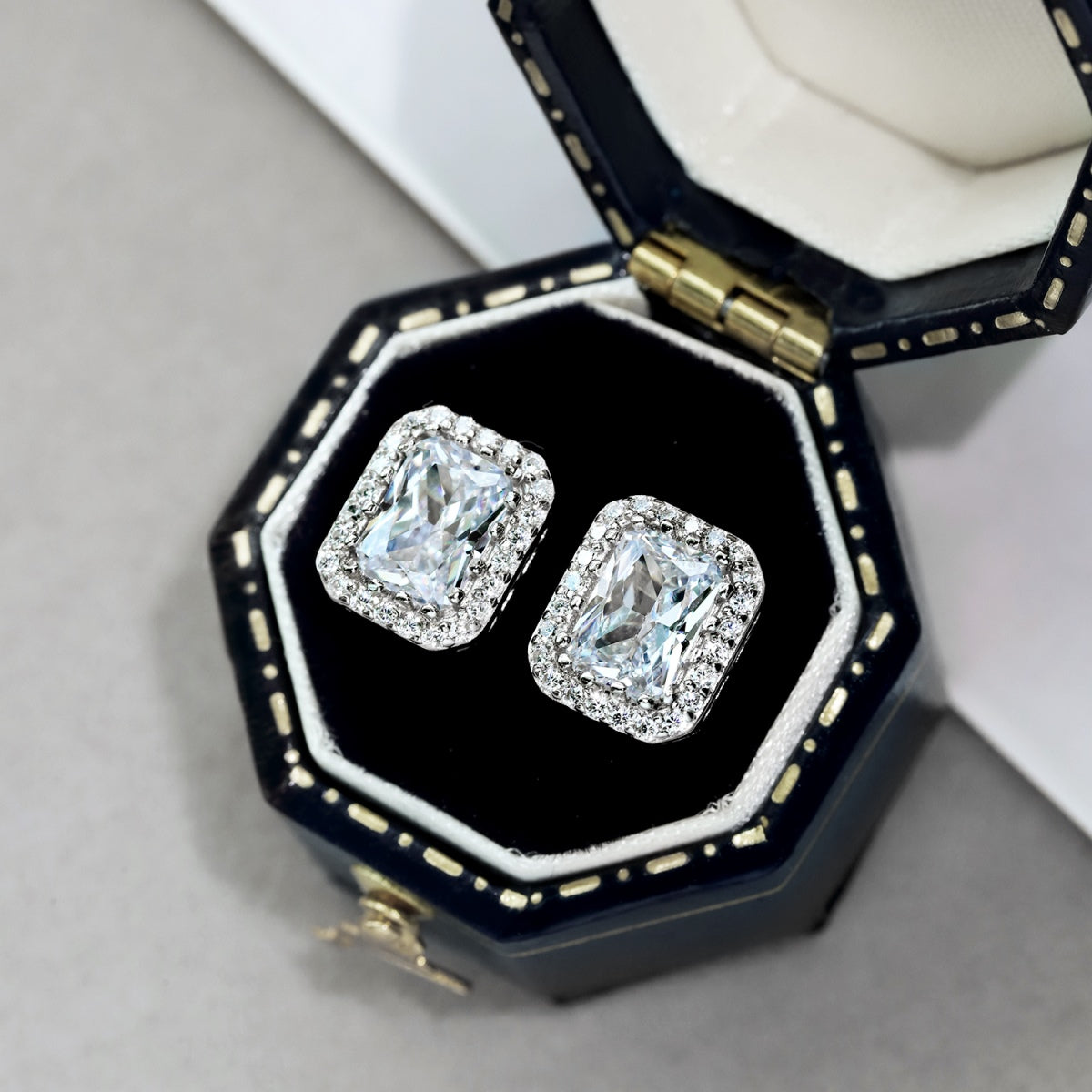 [Royal Jewelry]1.0 Carat Luxurious Dainty Emerald Cut Daily Earrings
