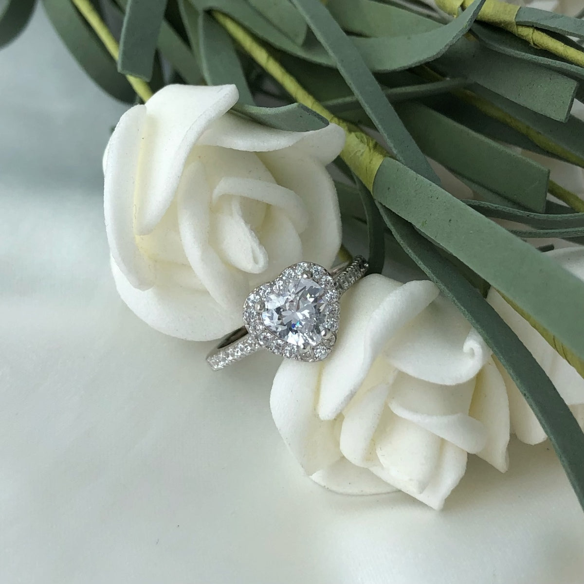 [Royal Jewelry]Eternity Splashy Romantic Heart Shape Lover Ring