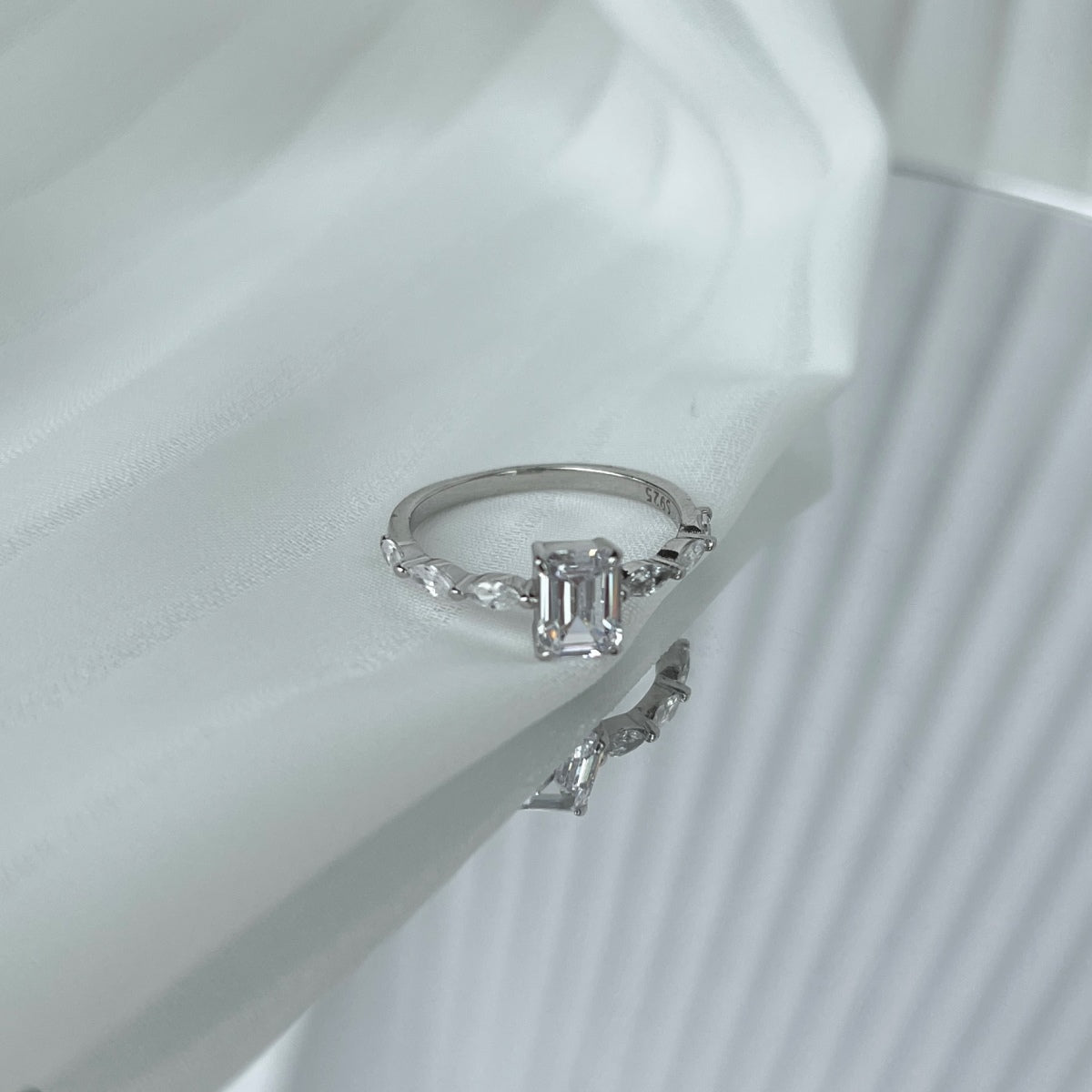 [Royal Jewelry]1.0 Carat Dainty Resplendent Radiant Cut Daily Ring