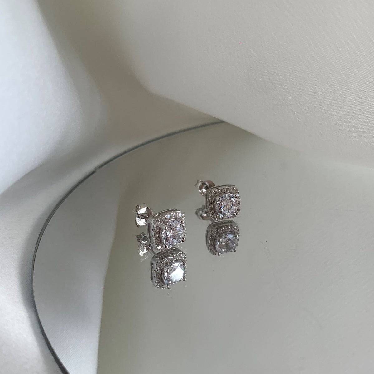 [Royal Jewelry]Classic Round Center Stone Stud Earrings