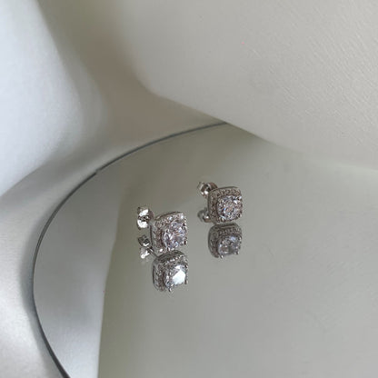 [Royal Jewelry]Classic Round Center Stone Stud Earrings