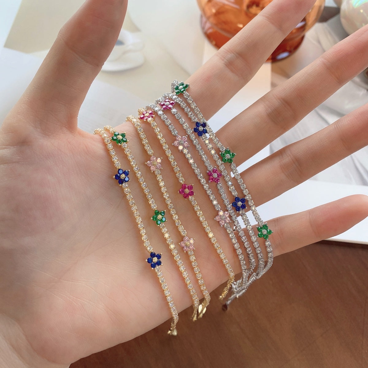 [Royal Jewelry]Sparkling Flower Shape Tennis Bracelet