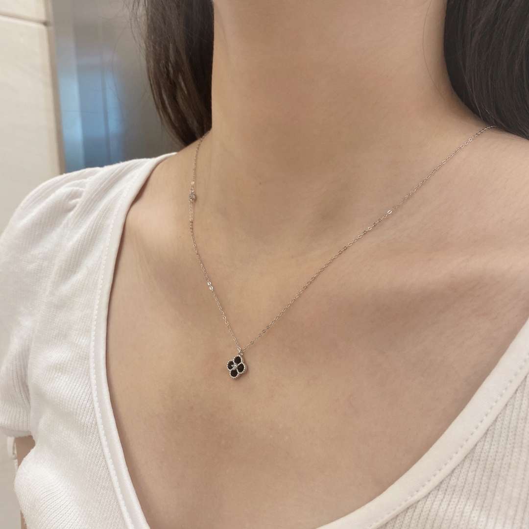[Royal Jewelry]Delicate Flower Shape Necklace