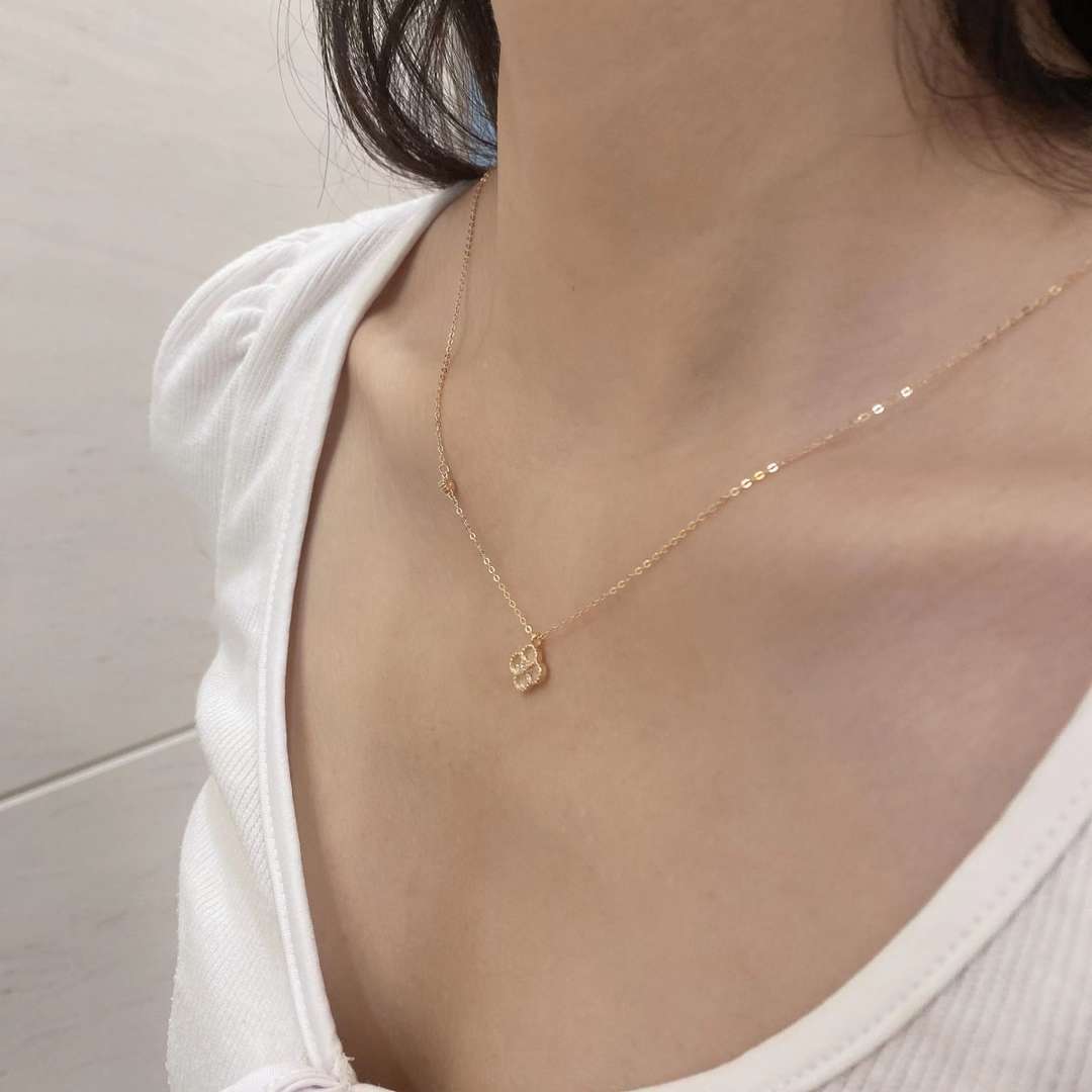 [Royal Jewelry]Delicate Flower Shape Necklace