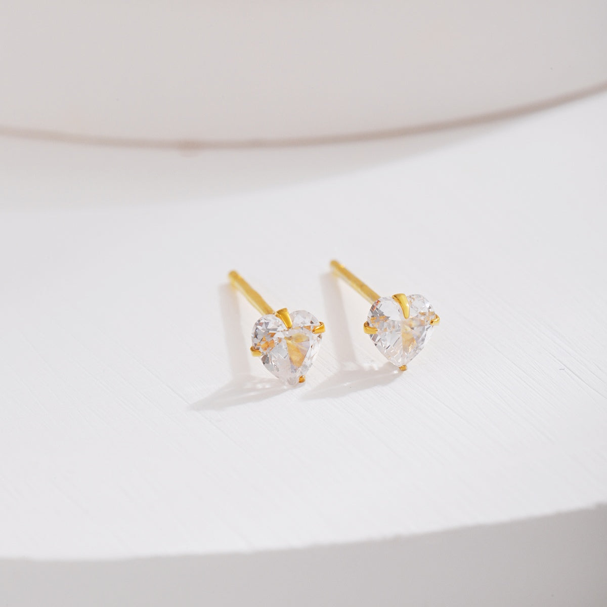 [Royal Jewelry]Sparkling Heart Shaped Simple Earrings