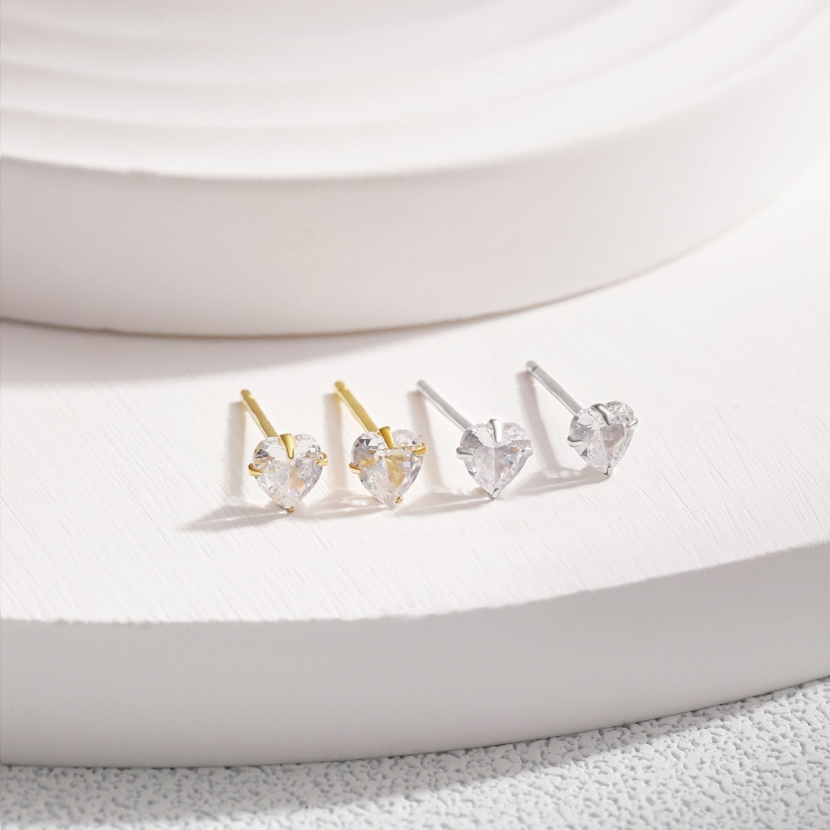 [Royal Jewelry]Sparkling Heart Shaped Simple Earrings