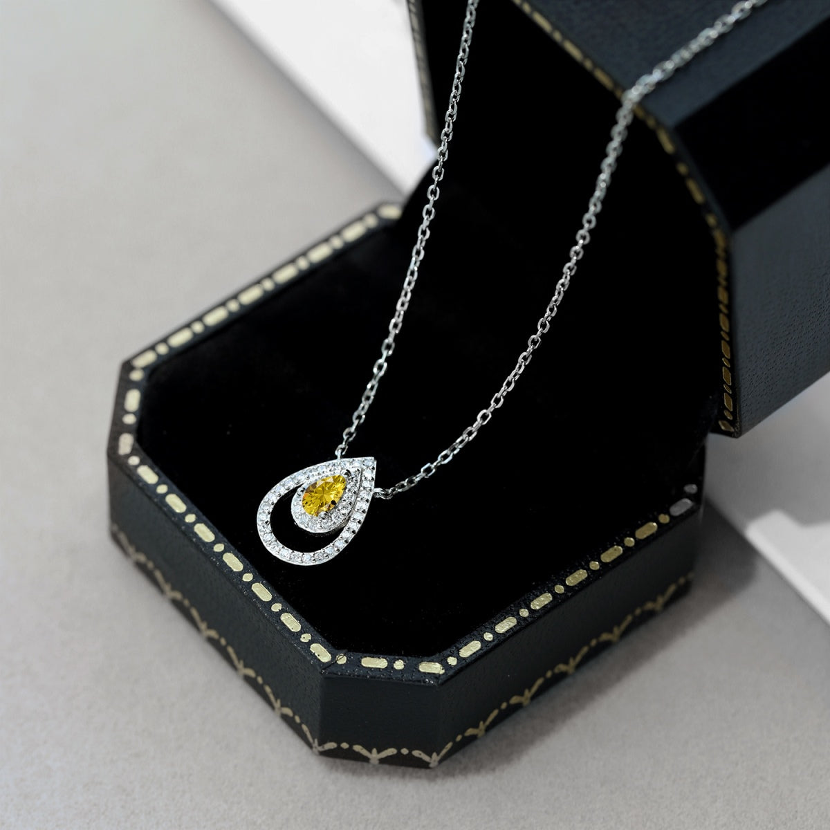 [Royal Jewelry]Sparkling Pear Cut Necklace
