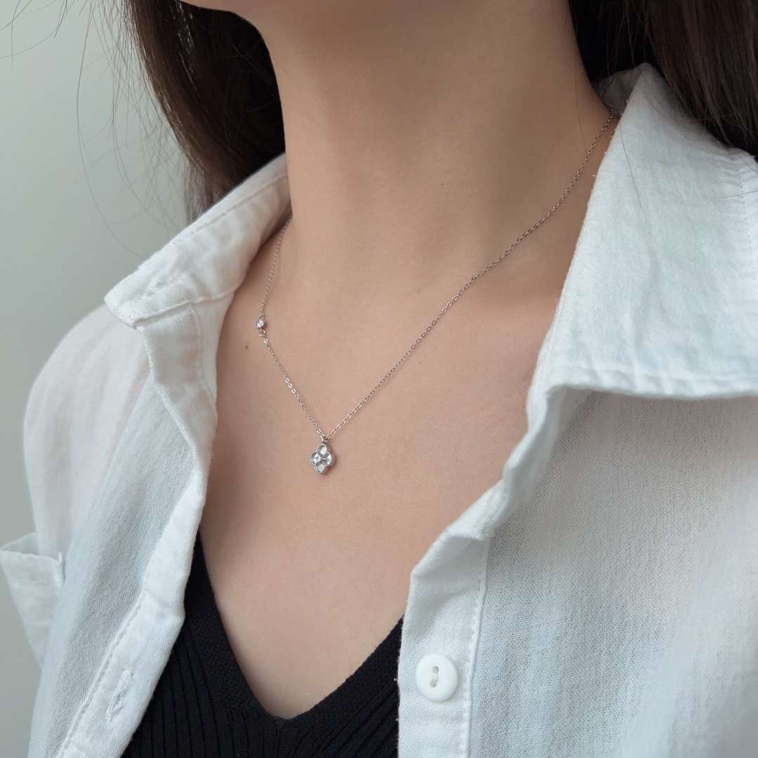 [Royal Jewelry]Delicate Flower Shape Necklace