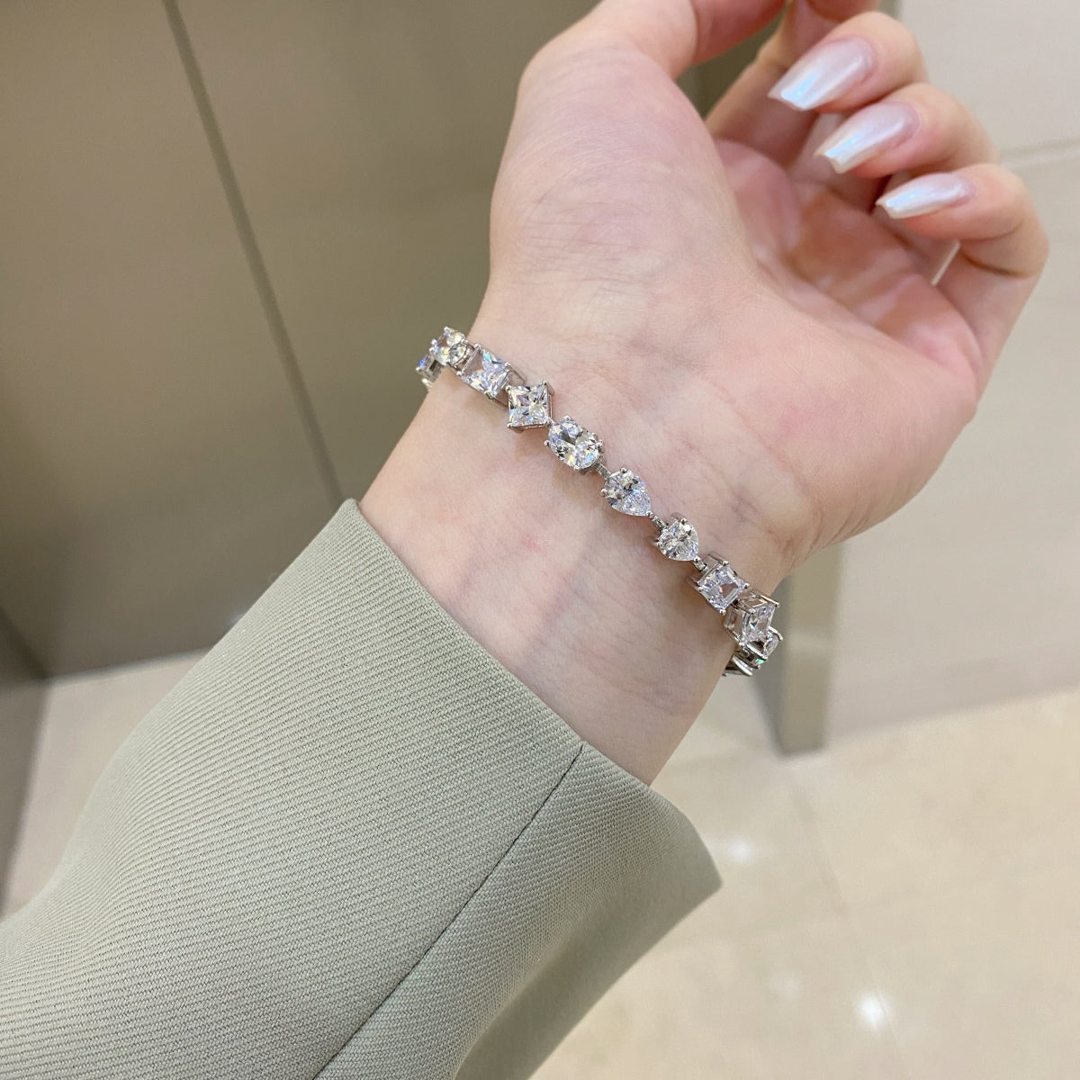 [Royal Jewelry]Unique Exquisite Multi Cut Daily Bracelet