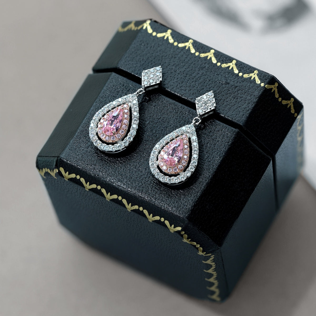 [Royal Jewelry]Ornate Delicate Water Drop Shape Banquet Earrings