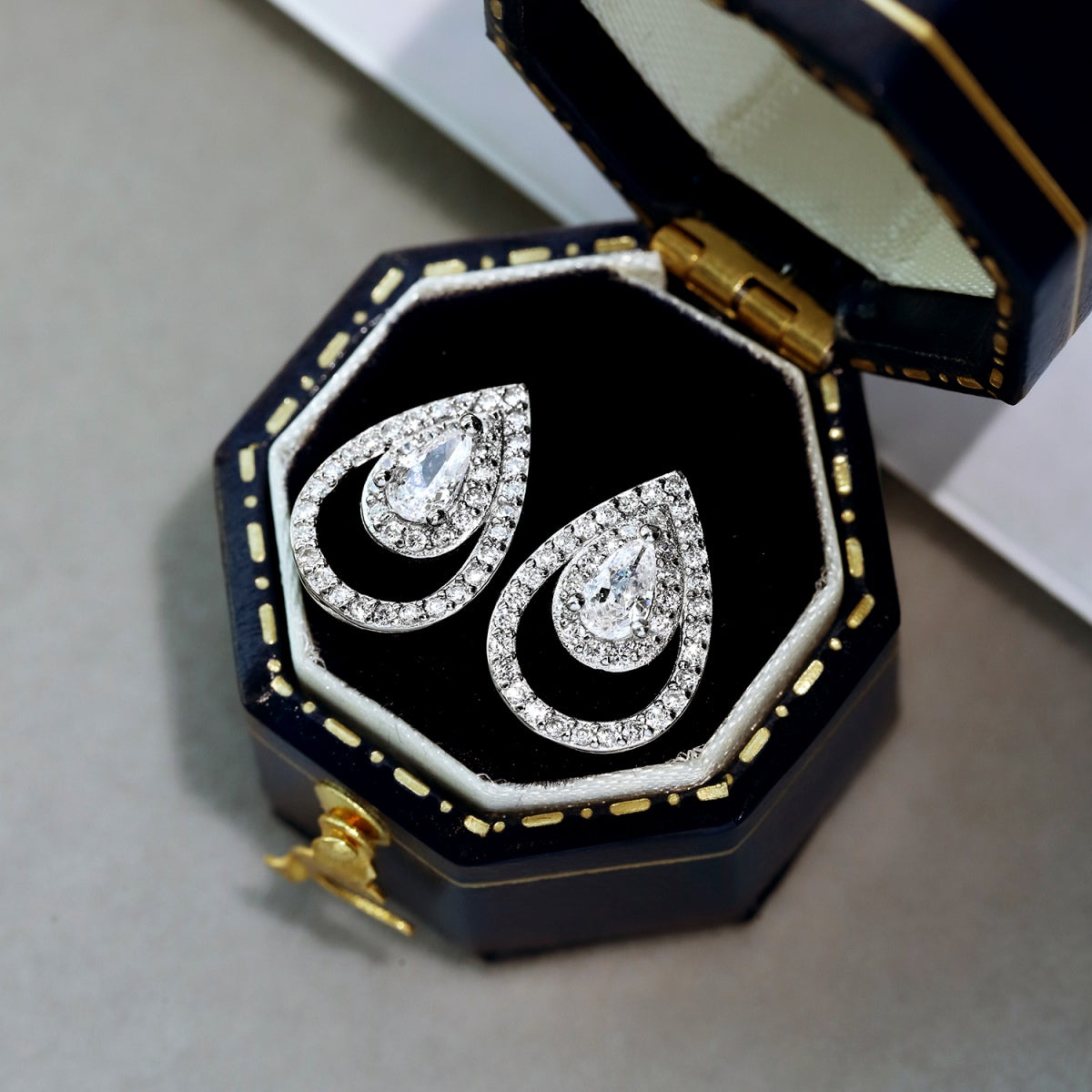 [Royal Jewelry]Sparkling Delicate Water Drop Shape Daily Earrings