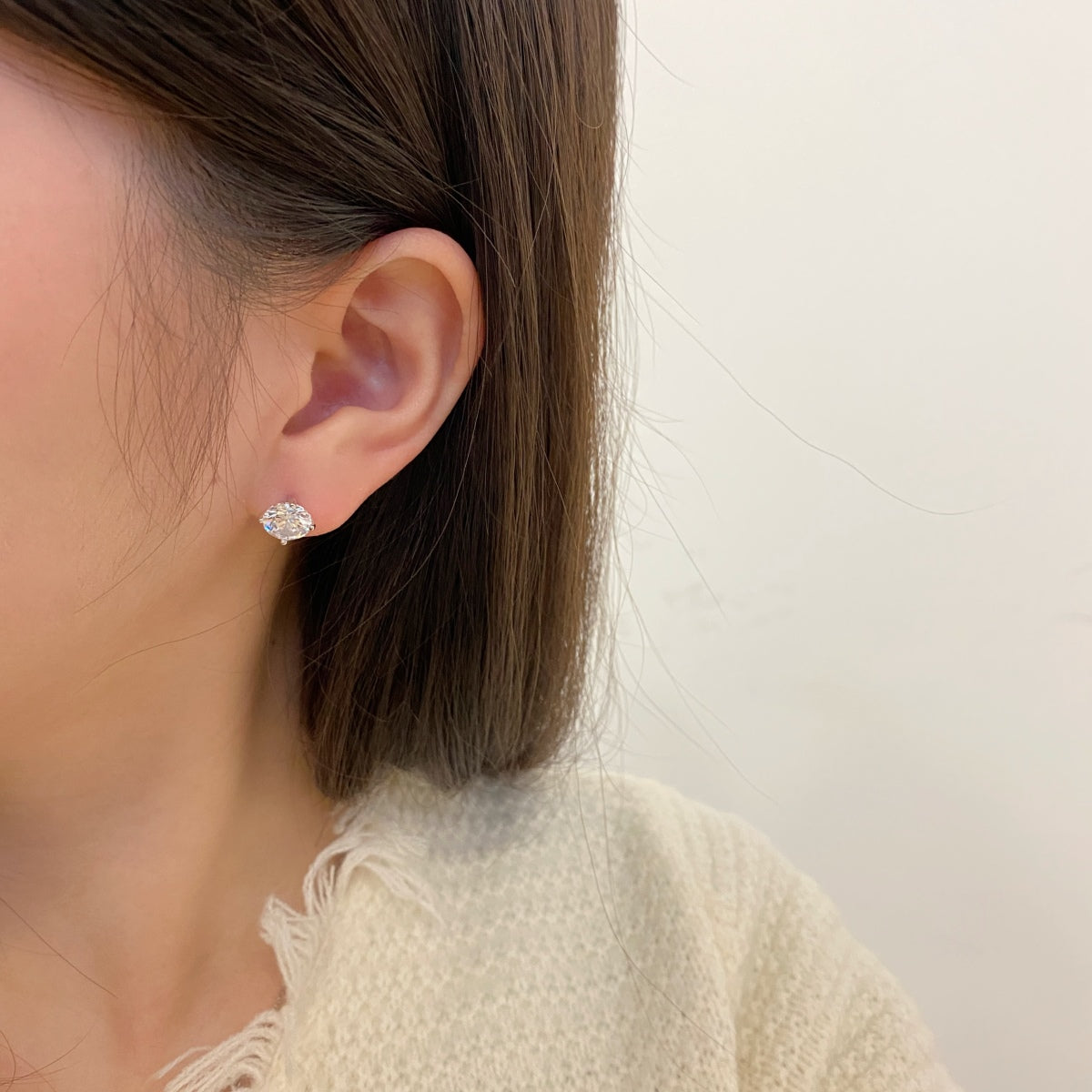 [Royal Jewelry]Stylish Shiny Round Center Stone Stud Earrings