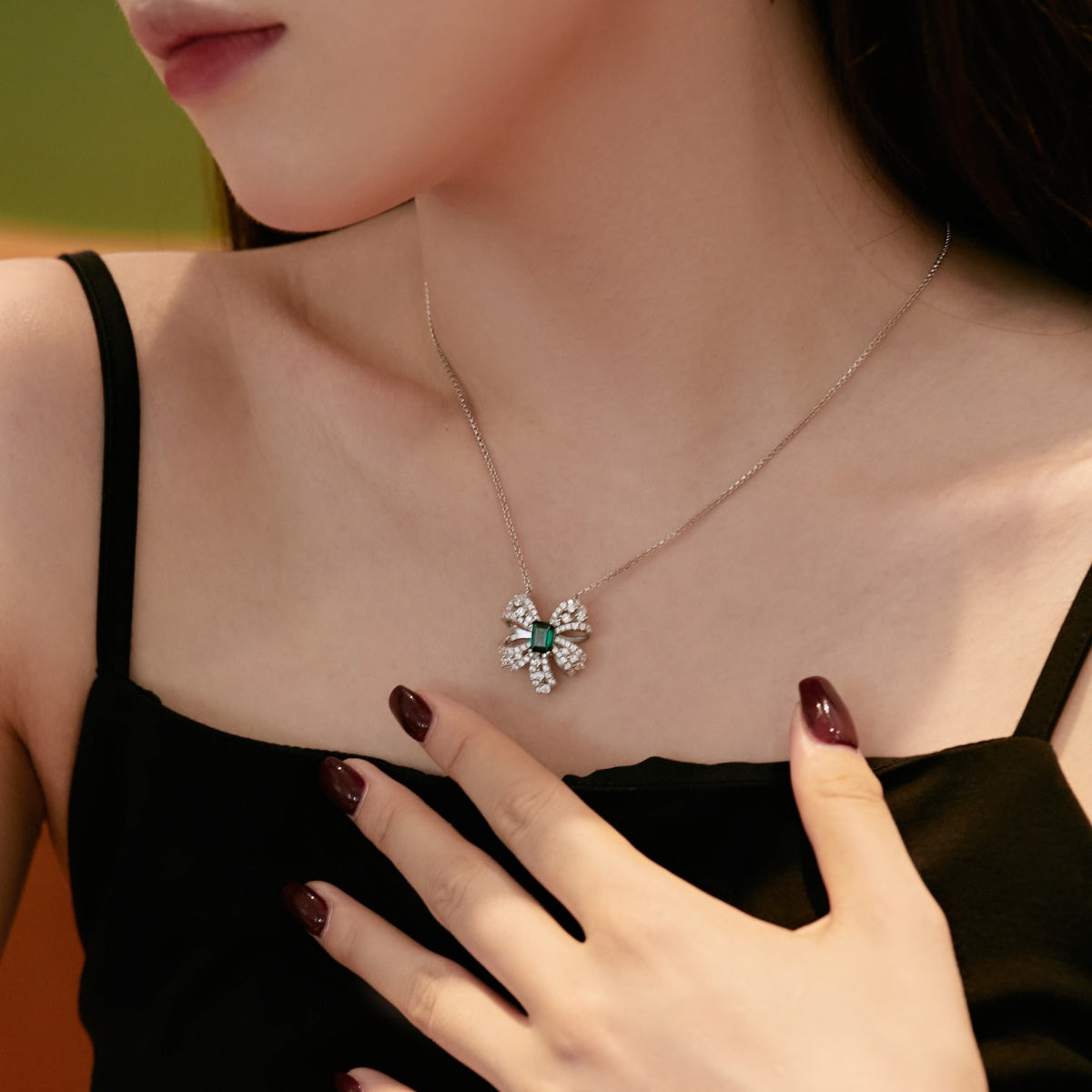 [Royal Jewelry]Luxurious Flower Shape Emerald Cut Necklace