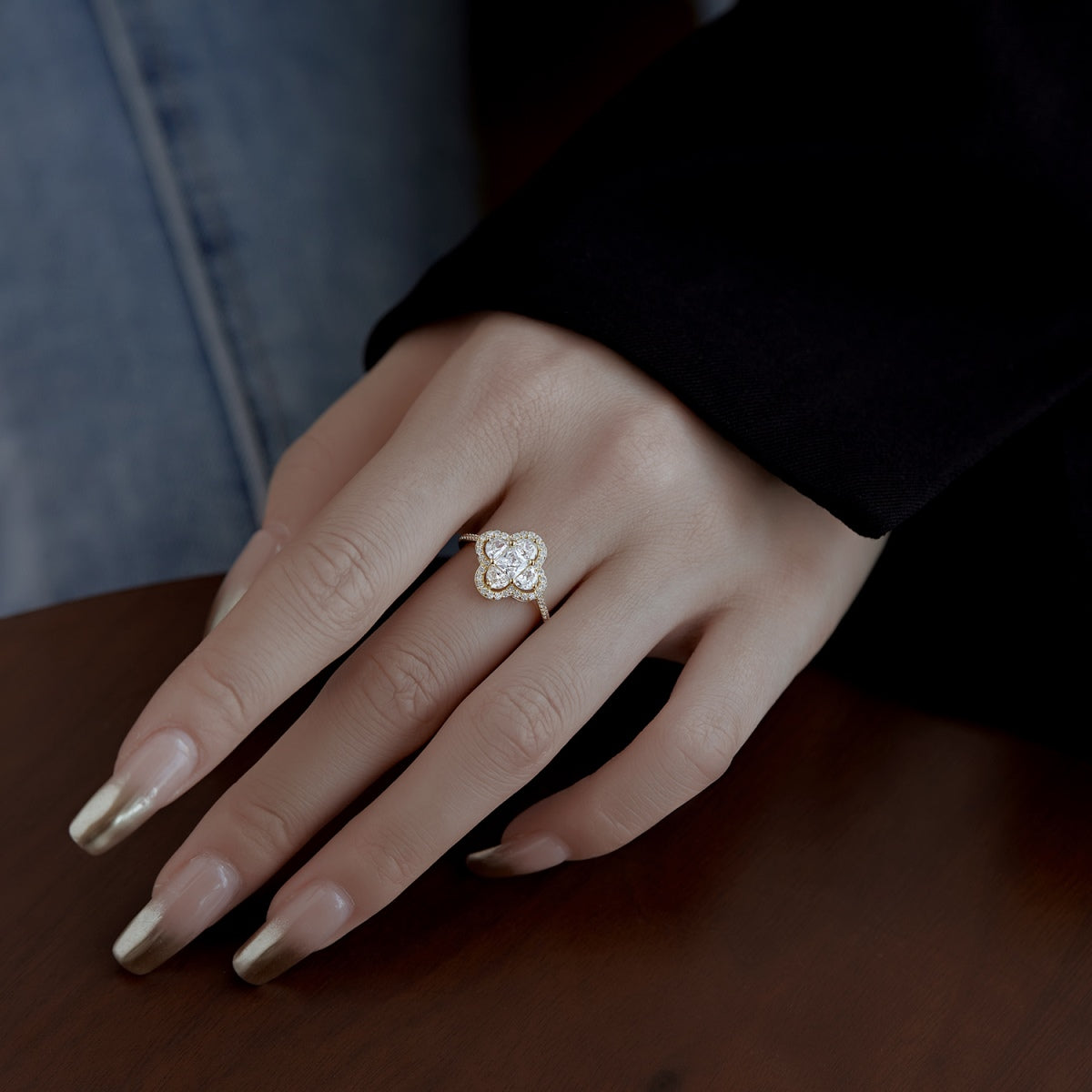 [Royal Jewelry]Luxurious Eternity Flower Shape Banquet Ring