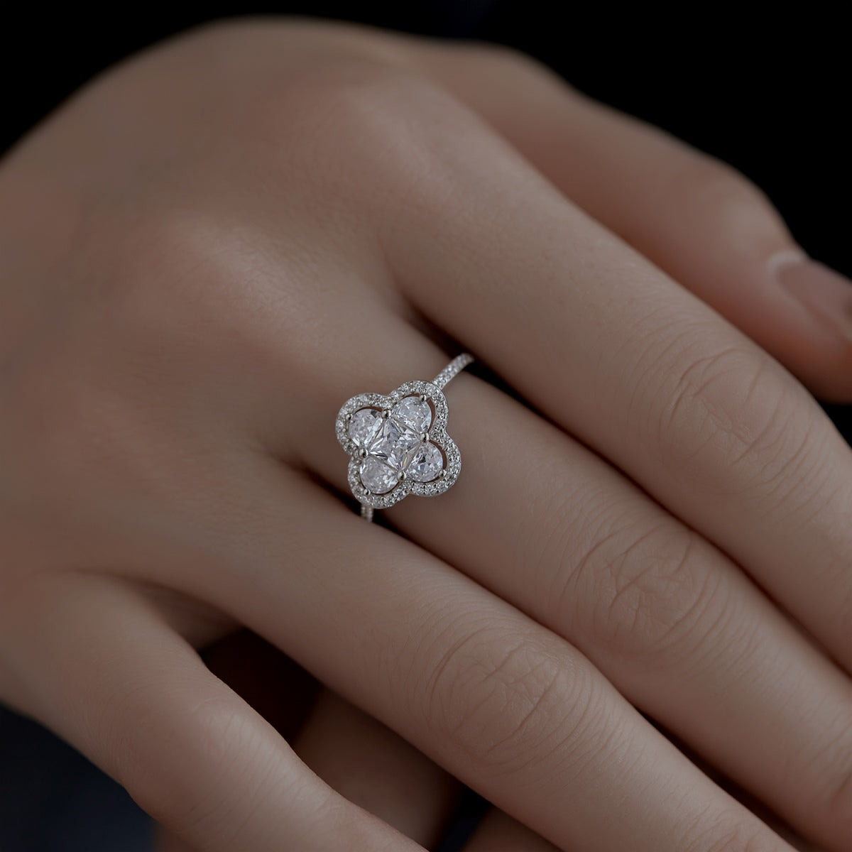 [Royal Jewelry]Luxurious Eternity Flower Shape Banquet Ring