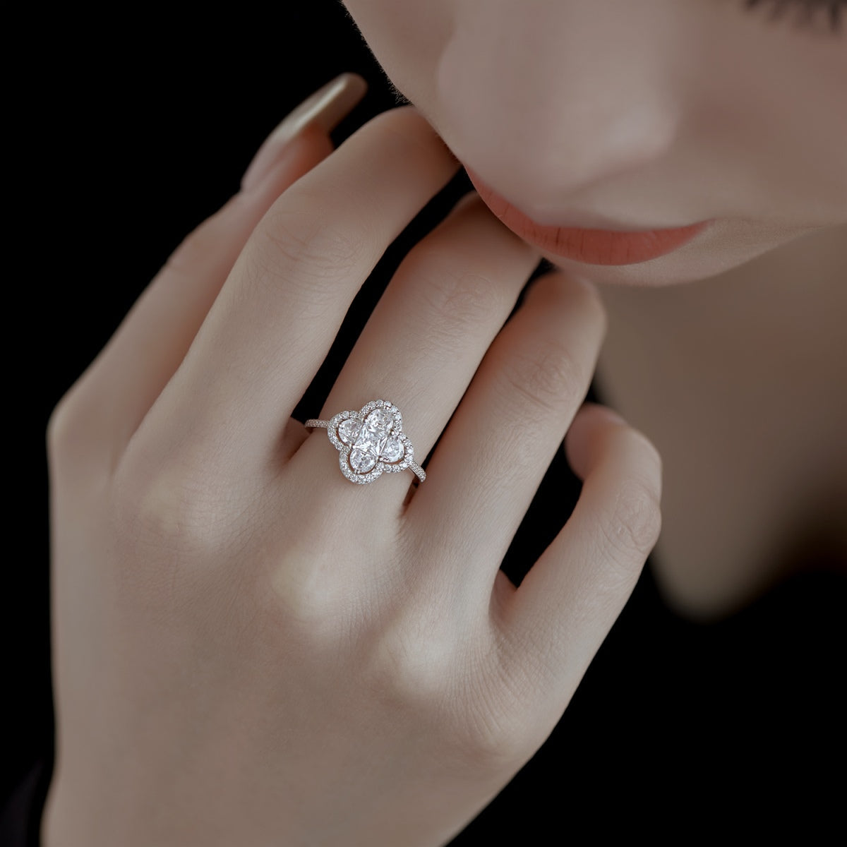 [Royal Jewelry]Luxurious Eternity Flower Shape Banquet Ring
