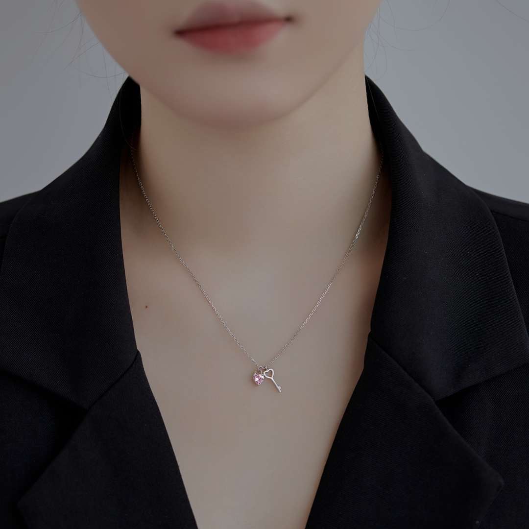 [Royal Jewelry]Unique Heart Shape Key Pendent Necklace