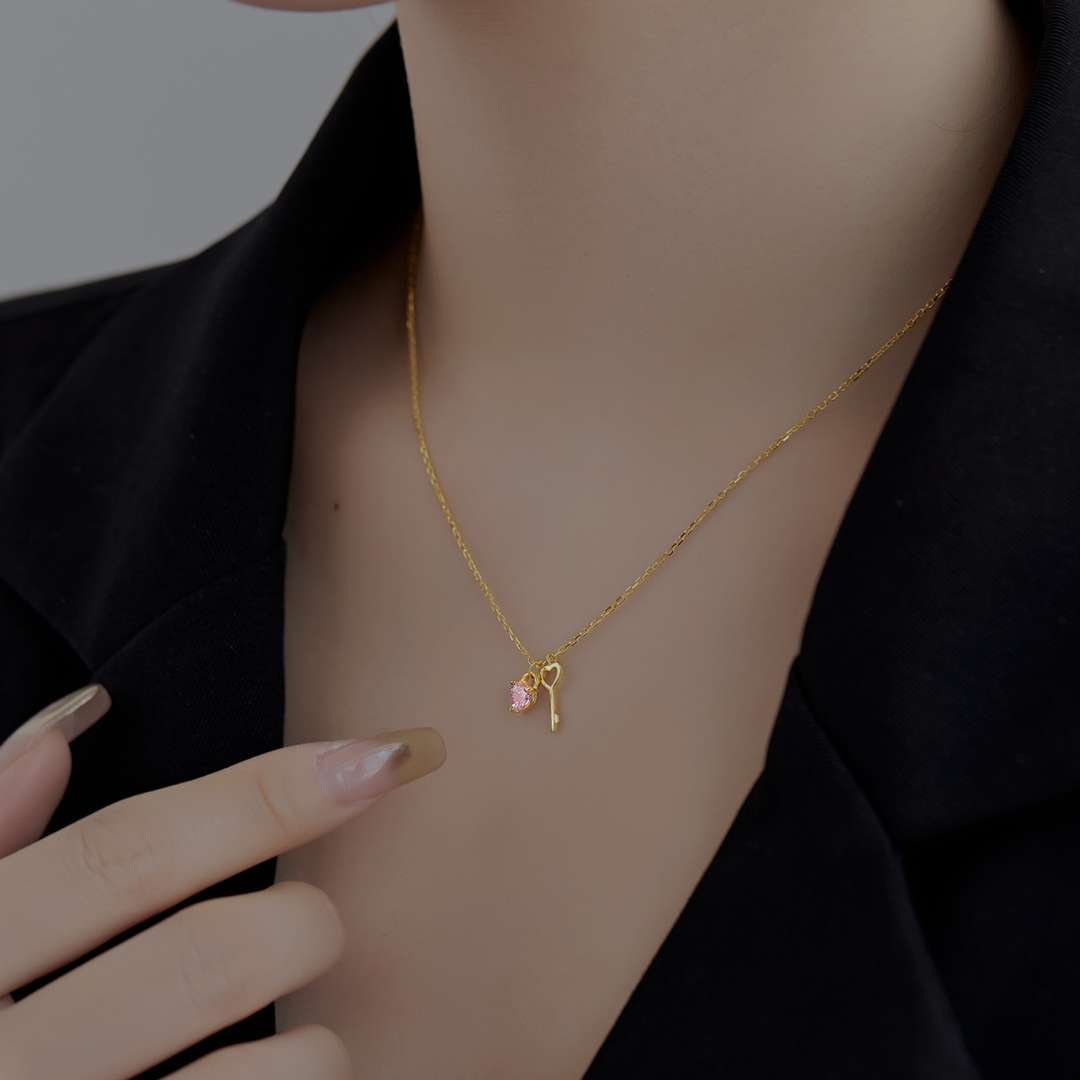 [Royal Jewelry]Unique Heart Shape Key Pendent Necklace