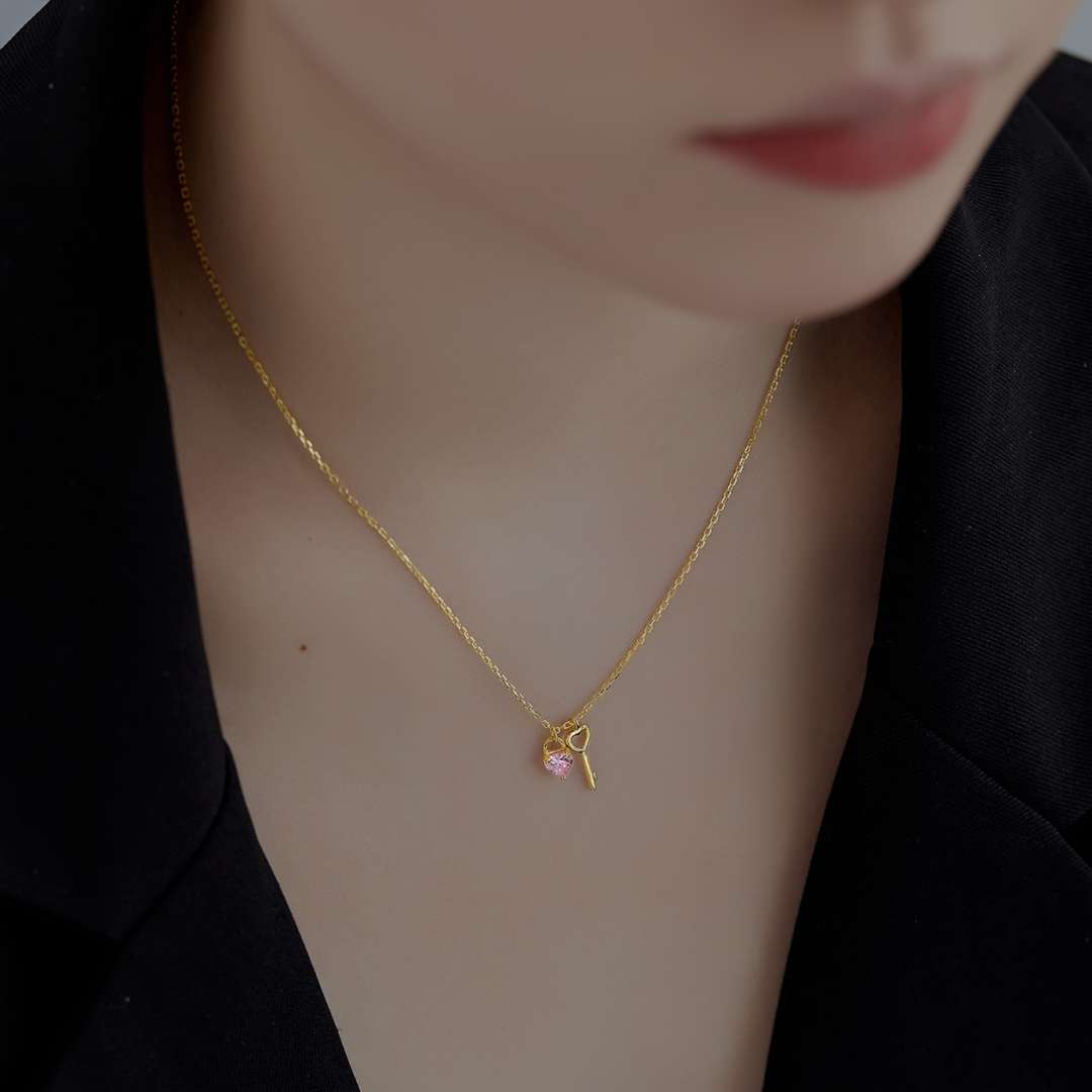 [Royal Jewelry]Unique Heart Shape Key Pendent Necklace