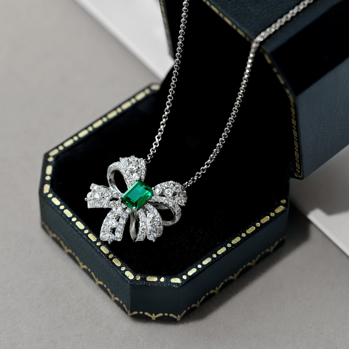 [Royal Jewelry]Luxurious Flower Shape Emerald Cut Necklace