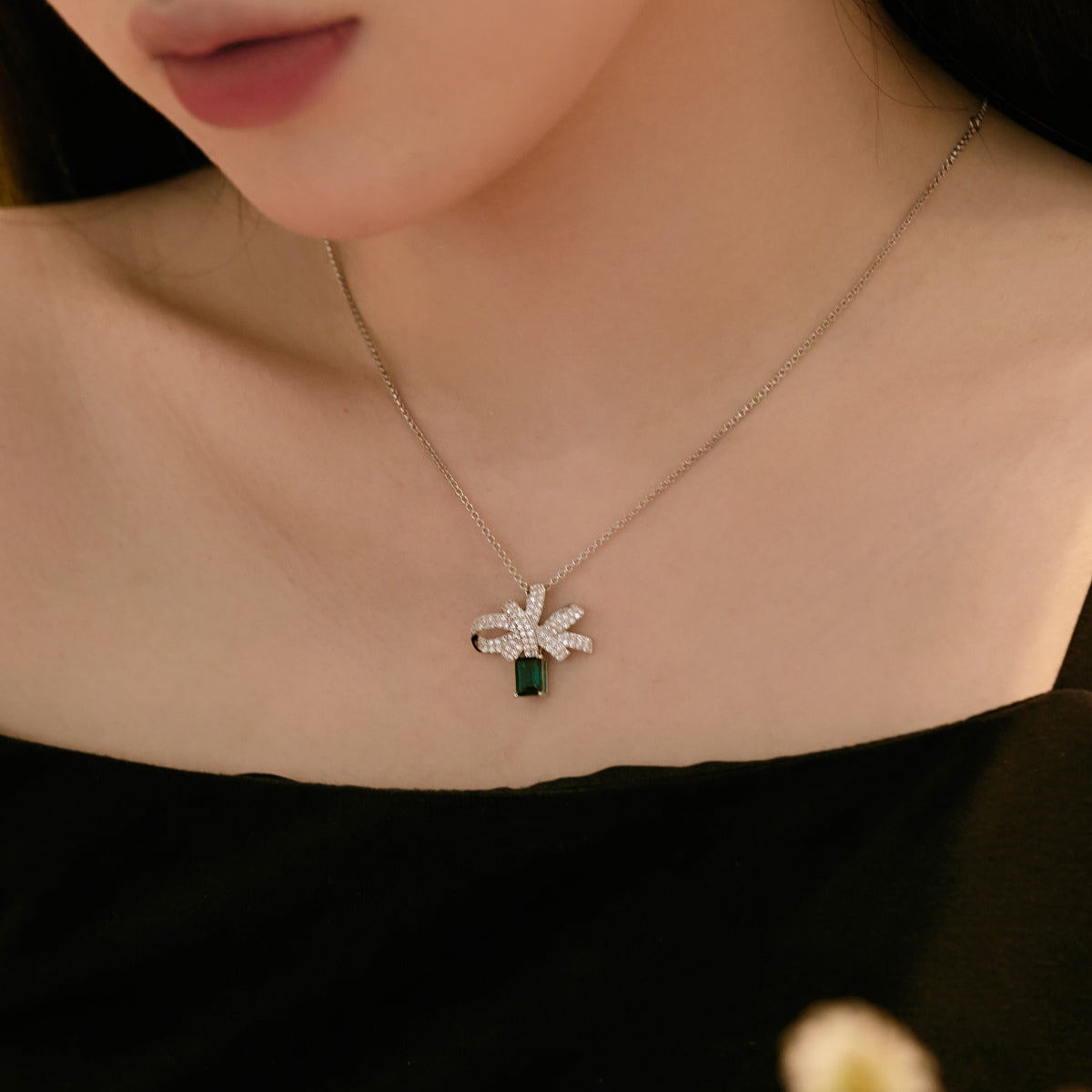 [Royal Jewelry]Luxurious Flower Shape Emerald Cut Necklace