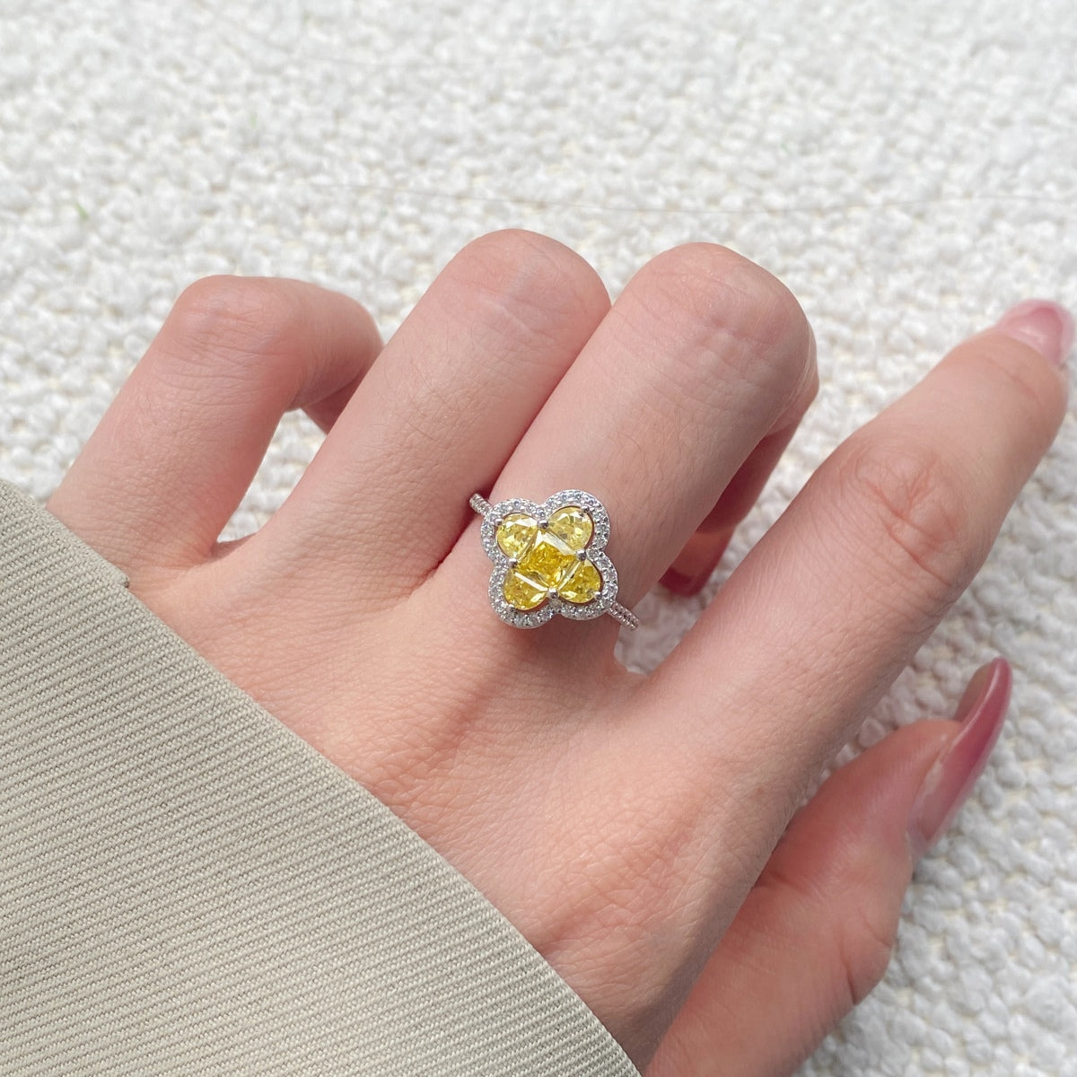 [Royal Jewelry]Luxurious Eternity Flower Shape Banquet Ring