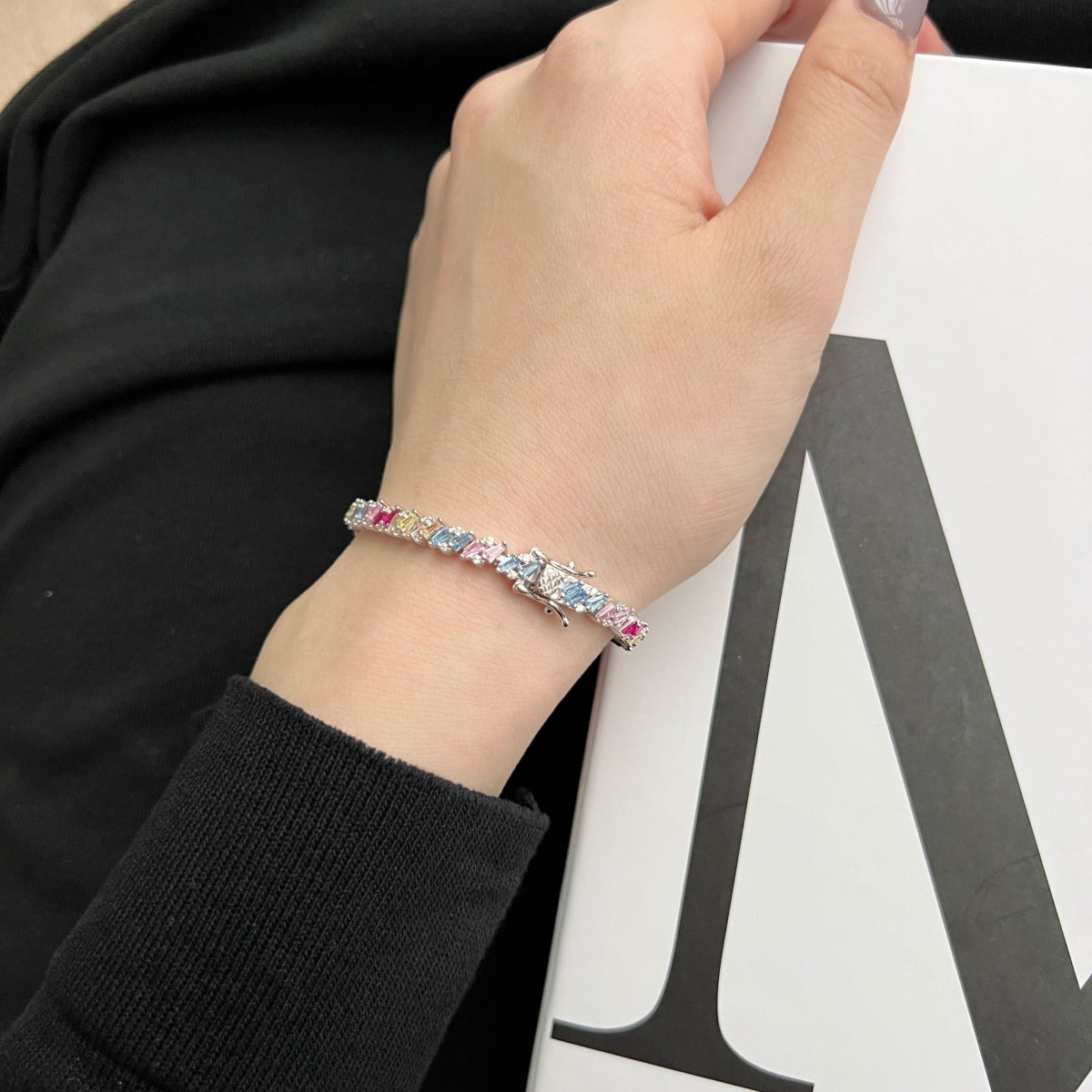 [Royal Jewelry]Ornate Sparkling Multi Cut Party Bracelet