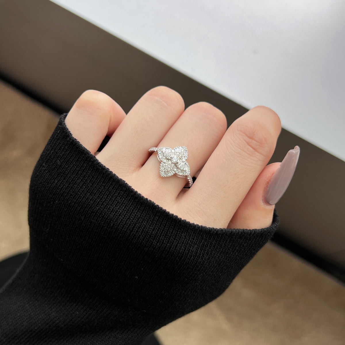 [Royal Jewelry]Luxurious Colorful Flower Shape Banquet Ring