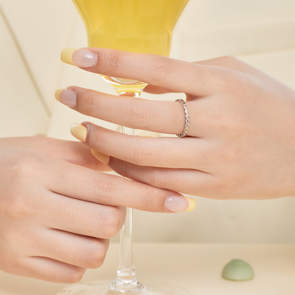 [Royal Jewelry]Radiant Sparkling Round Cut Daily Ring
