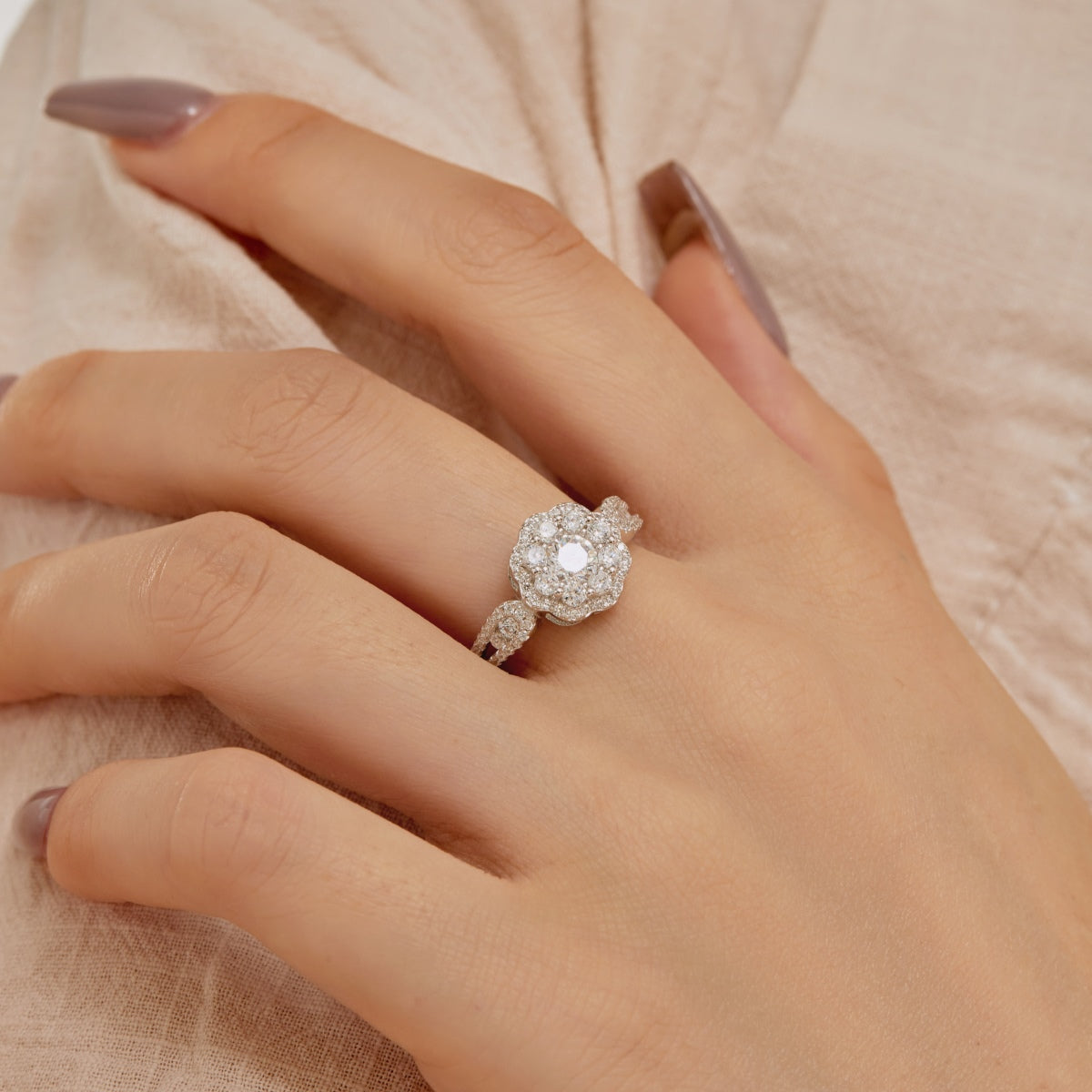 [Royal Jewelry]Delicate Colorful Round Cut Flower Shape Wedding Ring