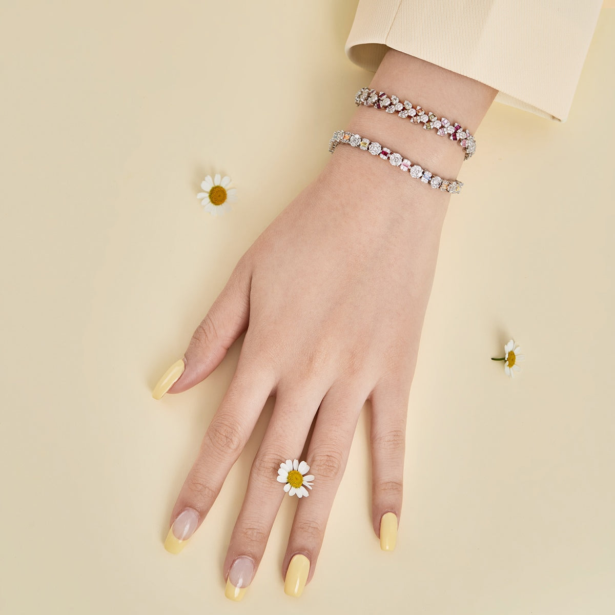 [Royal Jewelry]Dainty Exquisite Flower Shape Daily Bracelet