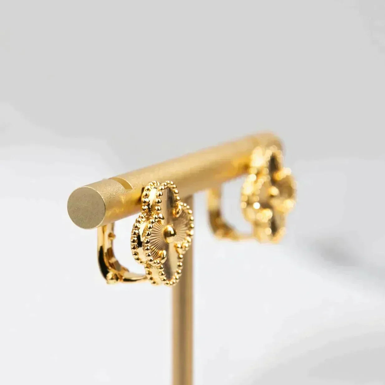 [Royal Jewelry]CLOVER MEDIUM 1 MOTIFS LASER EARRINGS