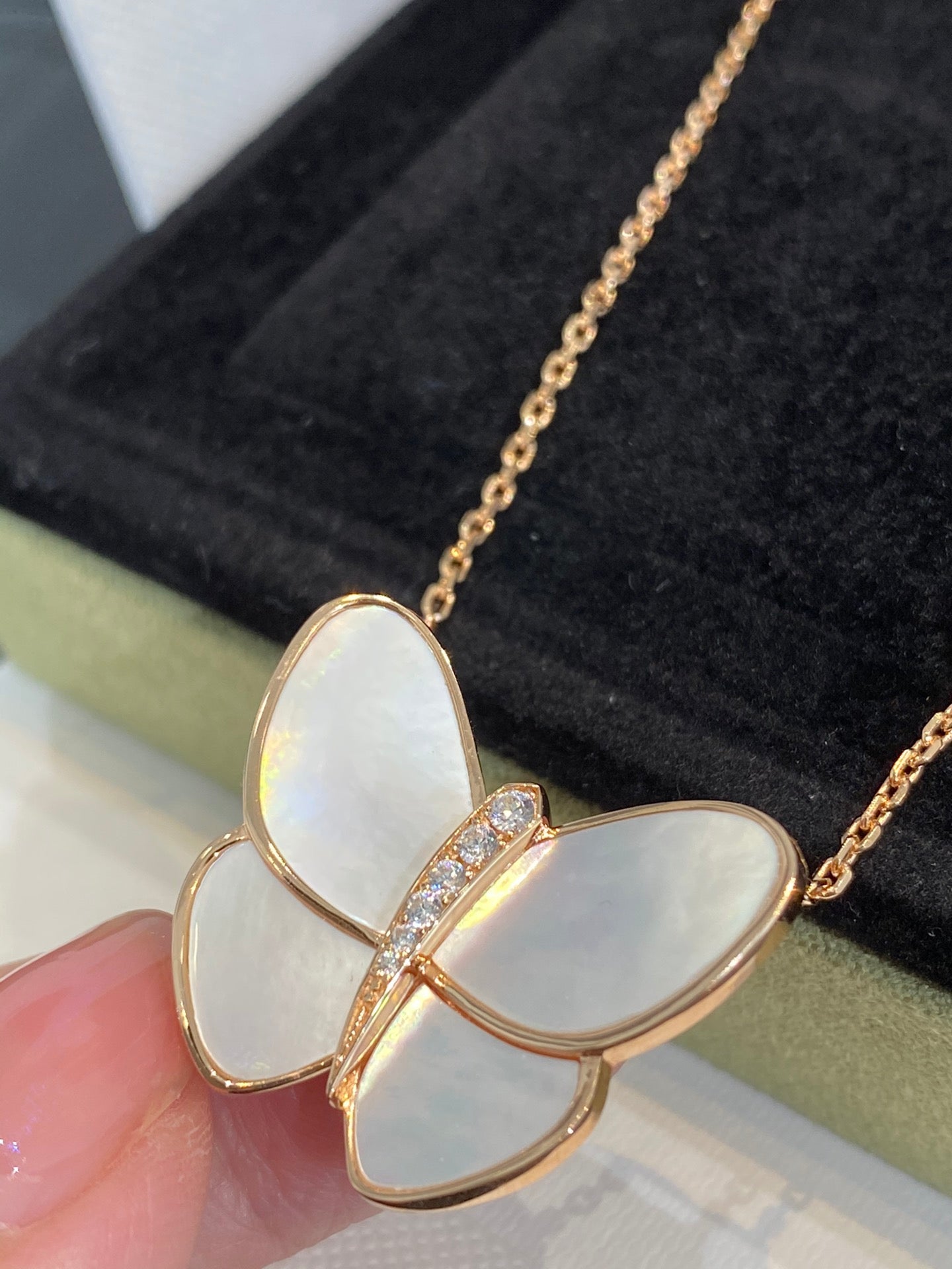 [Royal Jewelry]BUTTERFLY GOLD MOP DIAMOND NECKLACE