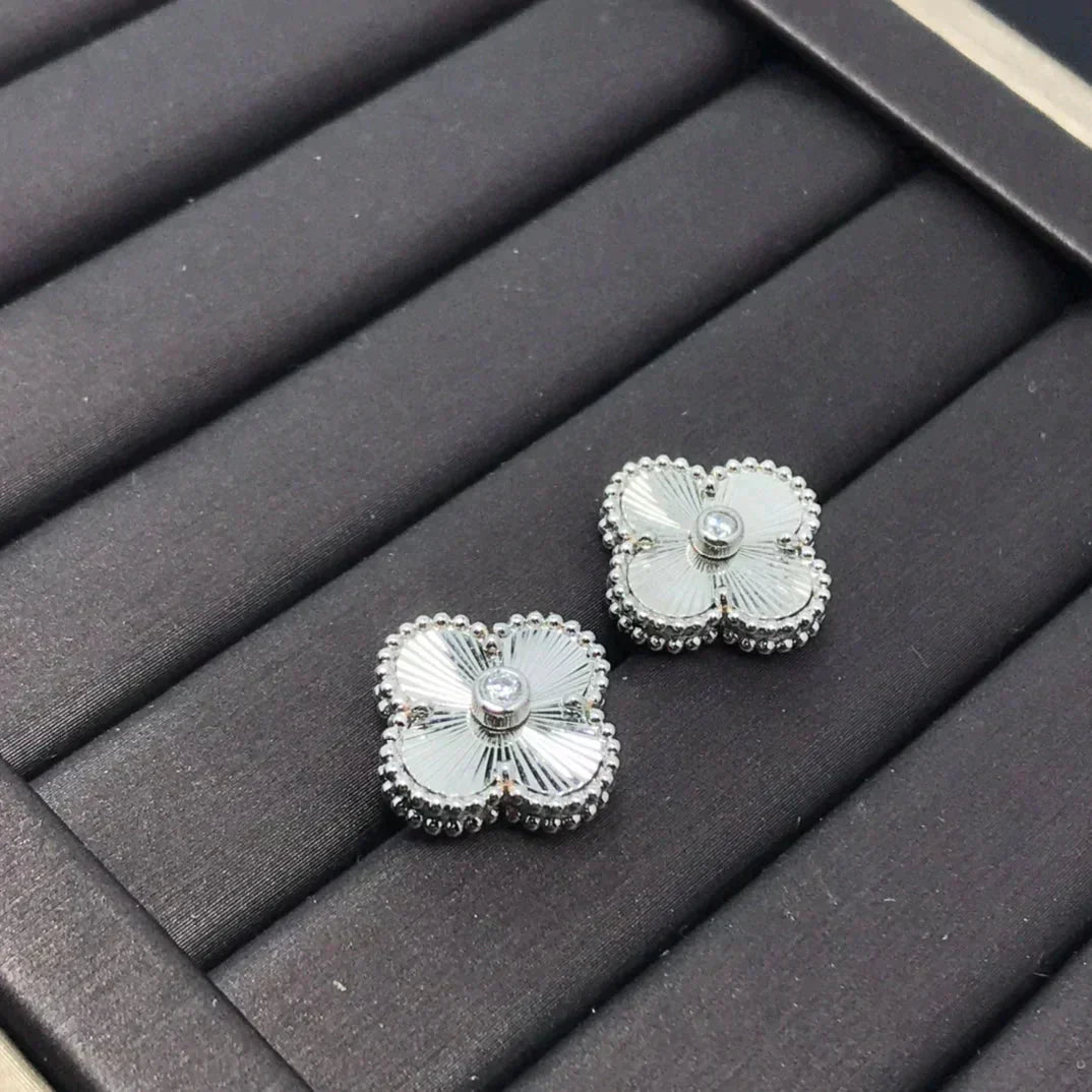[Royal Jewelry]CLOVER MINI 9.5MM LASER EARRINGS